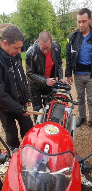 Ducati Corse : le fameux support de cadre en bois breveté Ducati Corse : le fameux support de cadre en bois breveté