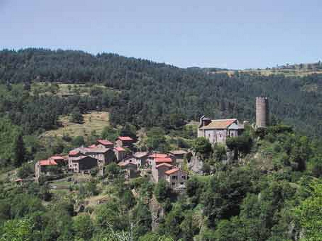 Vue sur Chalençon et son château Vue sur Chalençon et son château